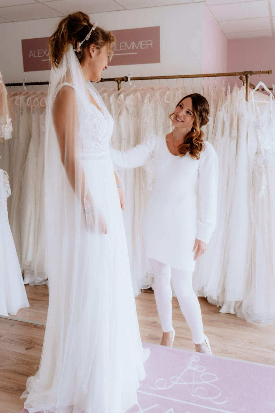 Alexandra mit einer Braut im Kleid, beide lachen